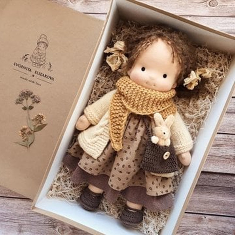 Håndlaget Waldorf-dukke - Økologisk Bomull | Polka Dots Design – bilde 1 | Nordisk Harmoni