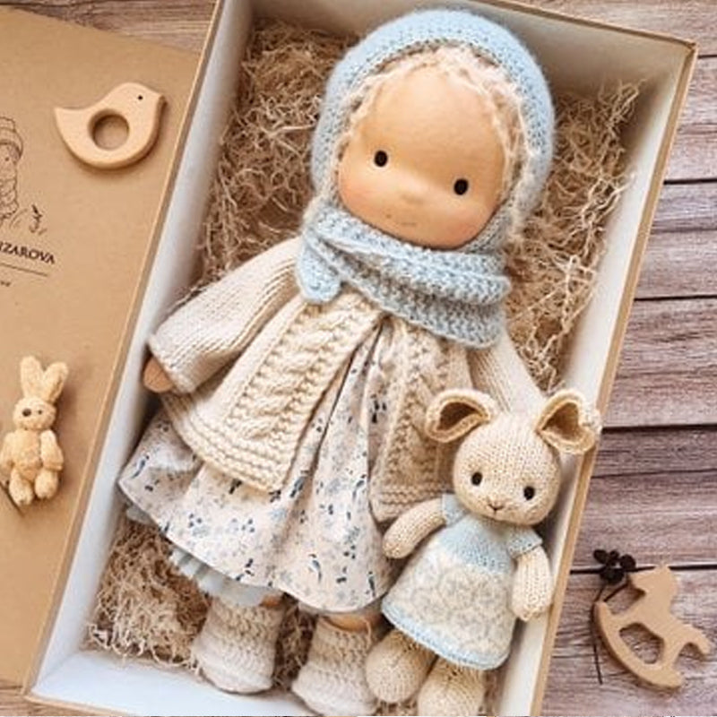Håndlaget Waldorf-dukke - Økologisk Bomull | Polka Dots Design – bilde 13 | Nordisk Harmoni