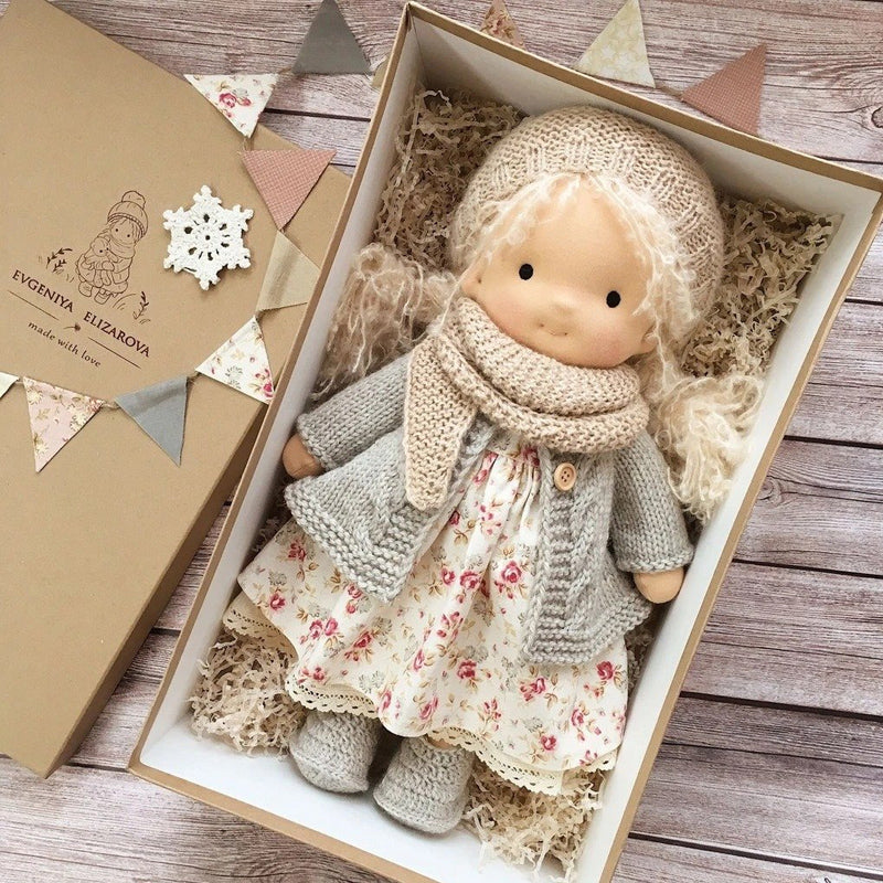 Håndlaget Waldorf-dukke - Økologisk Bomull | Polka Dots Design – bilde 18 | Nordisk Harmoni