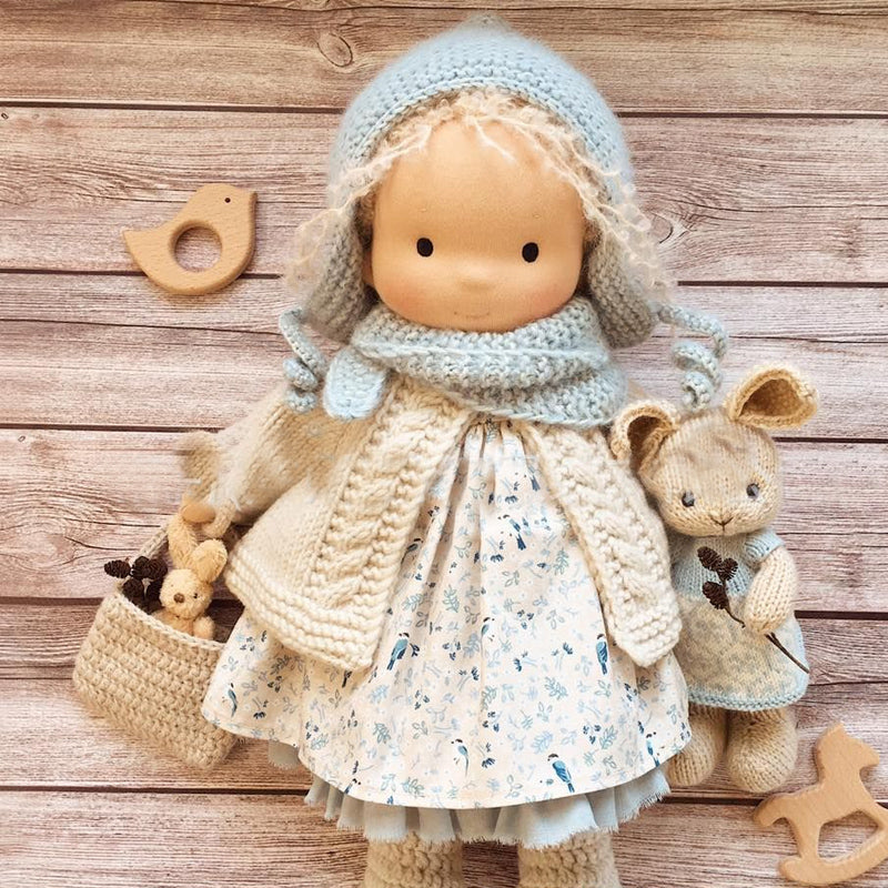 Håndlaget Waldorf-dukke - Økologisk Bomull | Polka Dots Design – bilde 4 | Nordisk Harmoni