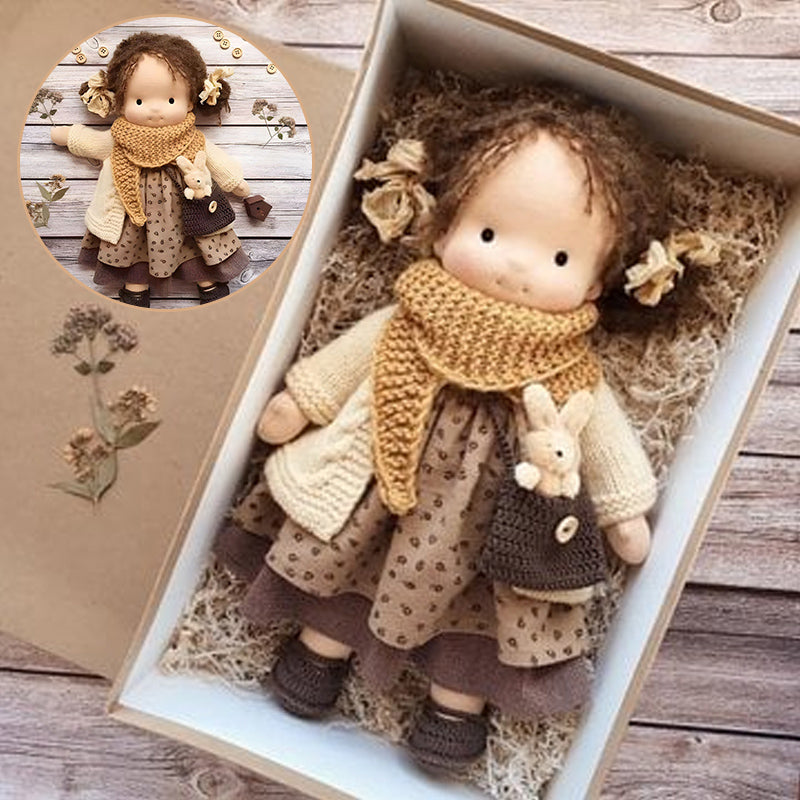 Håndlaget Waldorf-dukke - Økologisk Bomull | Polka Dots Design – bilde 6 | Nordisk Harmoni